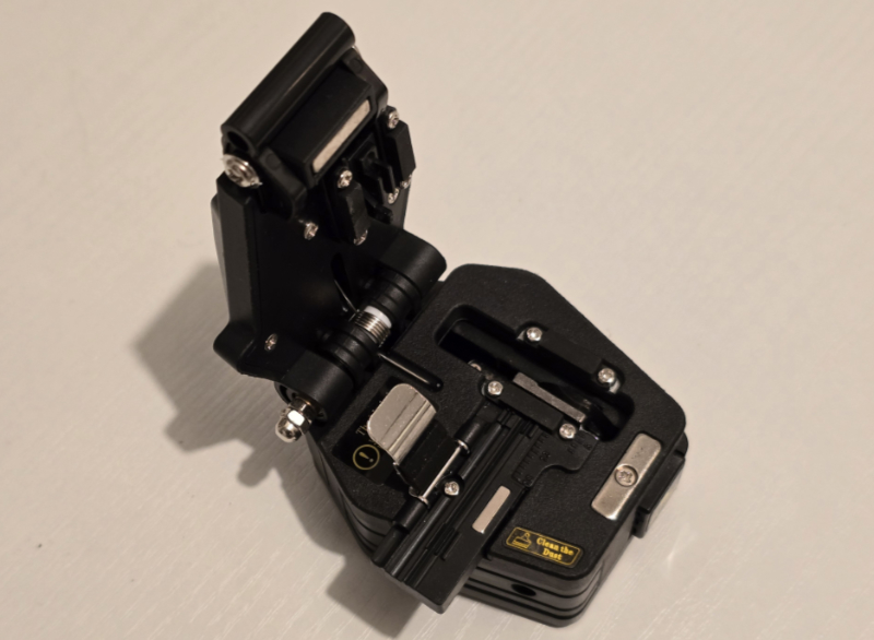 Fiber cleaver (open)